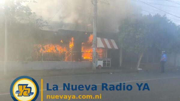 Incendio devora bar y venta de comidas en barrio Altagracia, Managua