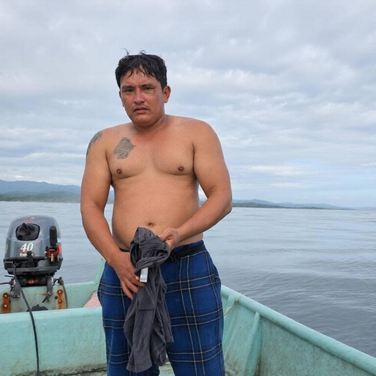 Rescatan con vida a nicaragüense desaparecido tras naufragio en playa costarricense