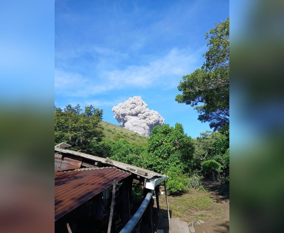 Volcán Telica expulsa cenizas