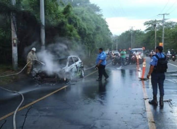 Llamas devoran vehículo en que viajaba una familia en carretera sur