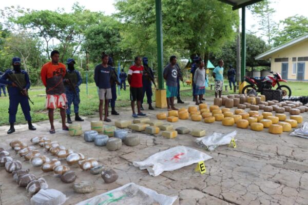 Fuerza Naval incauta 117 bultos de marihuana y arresta a 6 personas en Laguna de Perlas