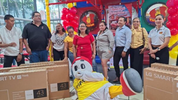 Tip Top entrega camioneta Toyota Raize y Smart TV a ganadores de promoción