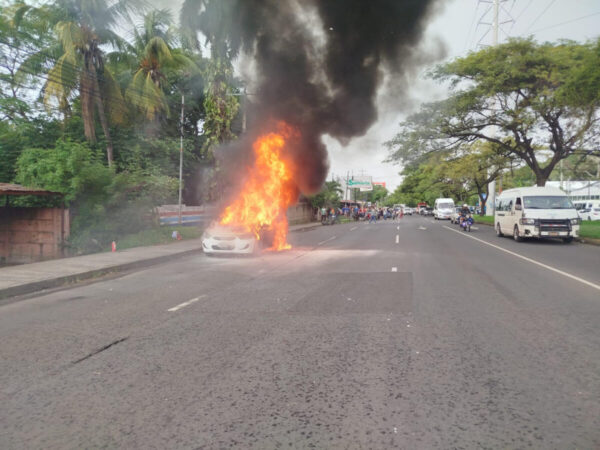 A golpes de calcetín regresa conductor tras incendiarse su auto en Los Vanegas