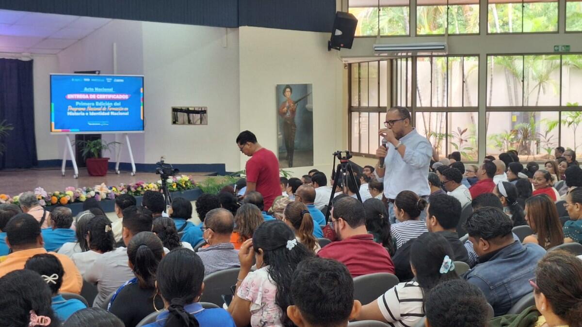 Educadores se gradúan en formación sobre Historia e Identidad Nacional