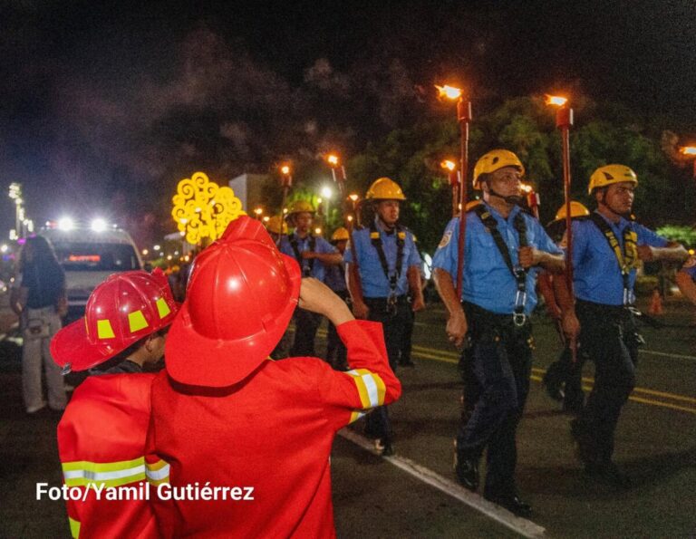 Más de 500 bomberos desfilan en Managua por 80 aniversario del Cuerpo de Bomberos