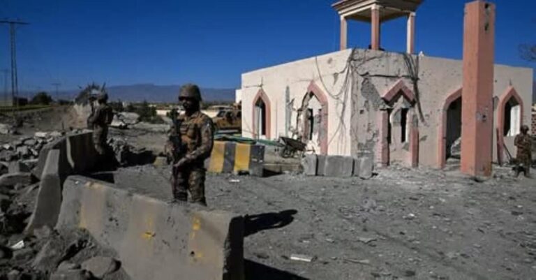 Suben a 10 los policías muertos tras ataque en Pakistán