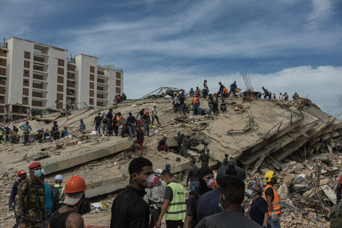 Mujer da señales de vida bajo los escombros seis días después del terremoto en Venezuela