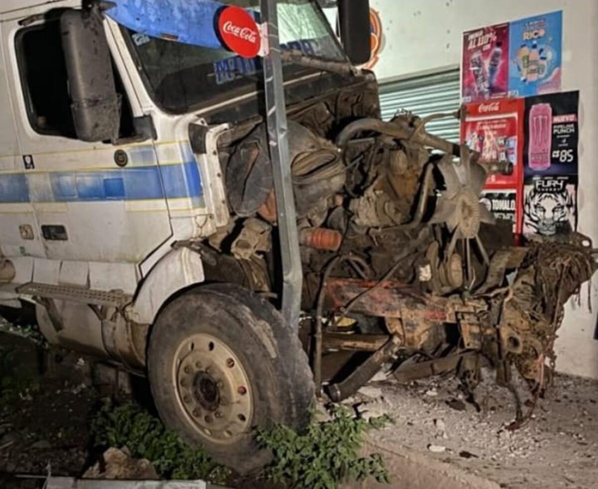 Cabezal se estrella contra negocio en la carretera Boaco - Managua