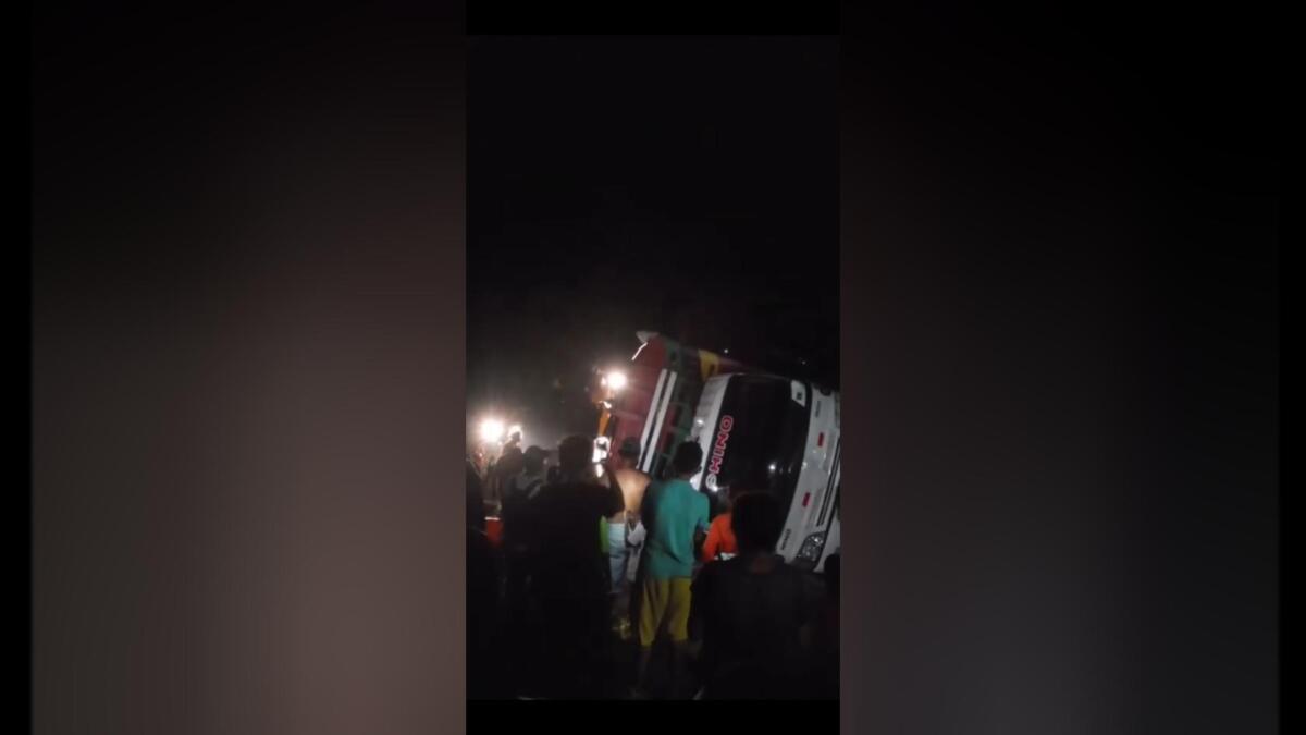 Camión ganadero se vuelca en una zanja en Santa María de Pantasma