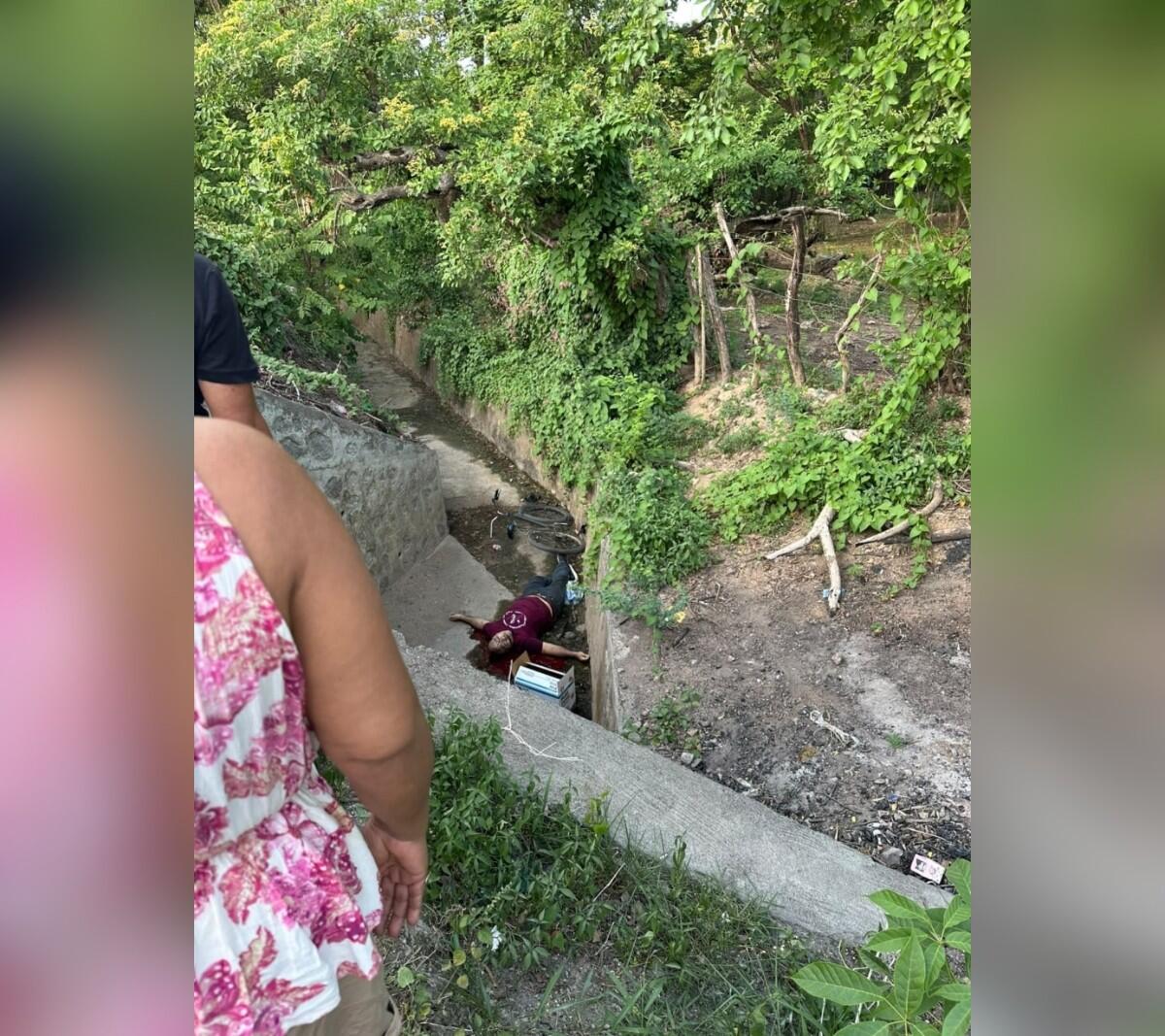 Ciclista perece al caer de cabeza a canaleta de concreto en El Sauce