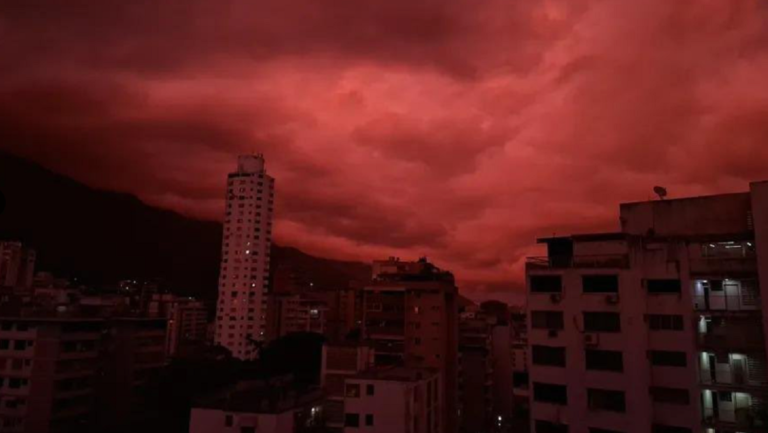 Cielo rojo en Caracas a una semana de terremotos de 7.5 y 7.2