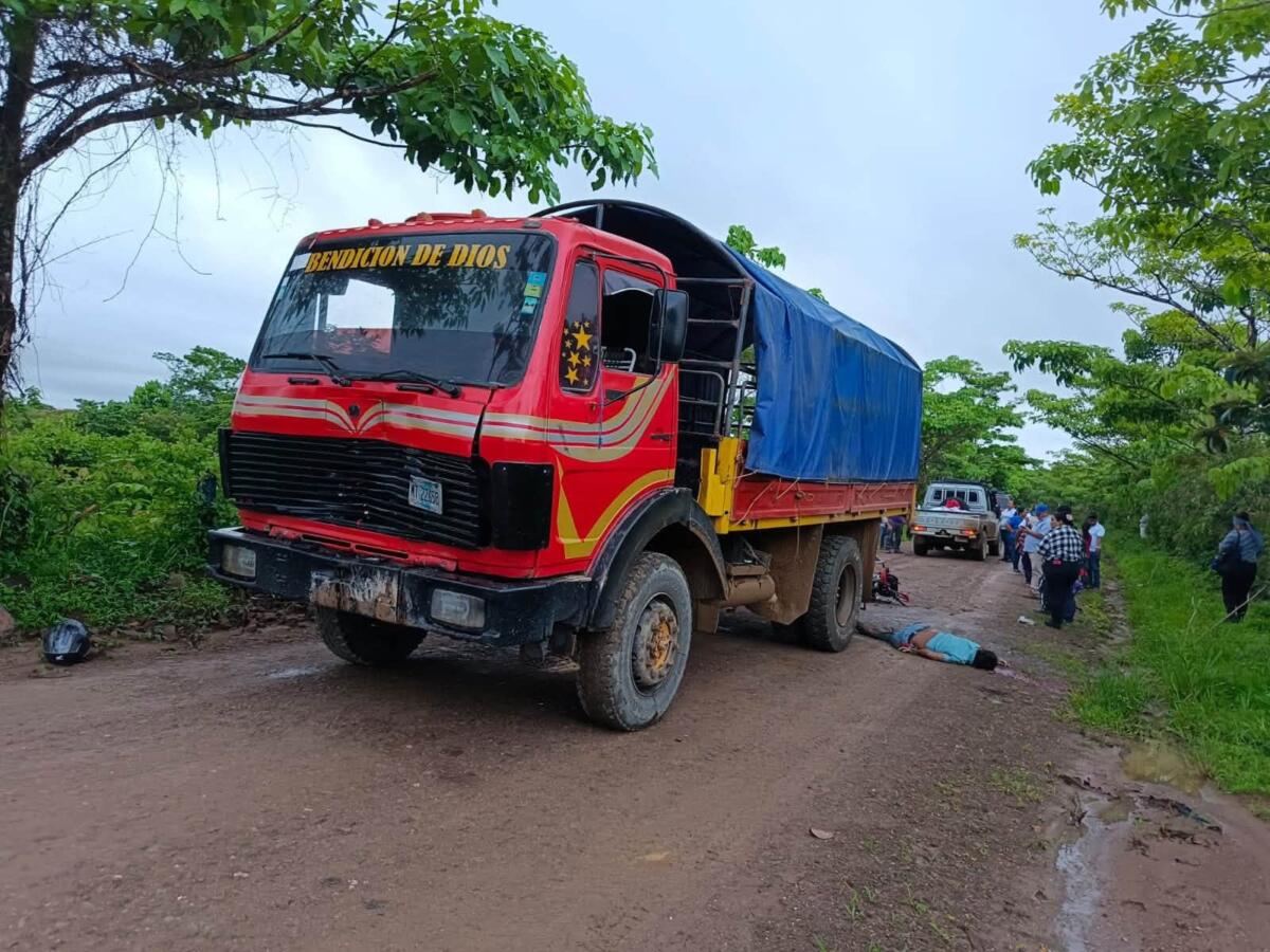 Colisión de moto y camión deja un joven muerto en La Cruz de Rio Grande
