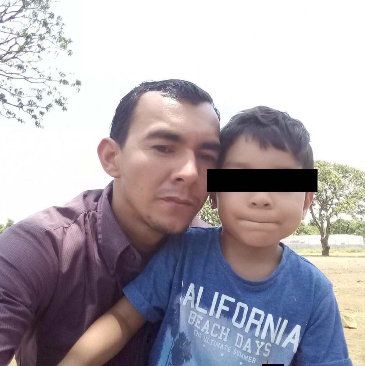 Deybi Alexander Báez López junto a su hijo David Uriel Báez Cuarezma