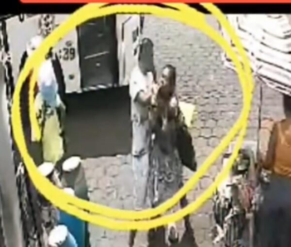 Delincuente roba aretes a mujer en Mercado Oriental