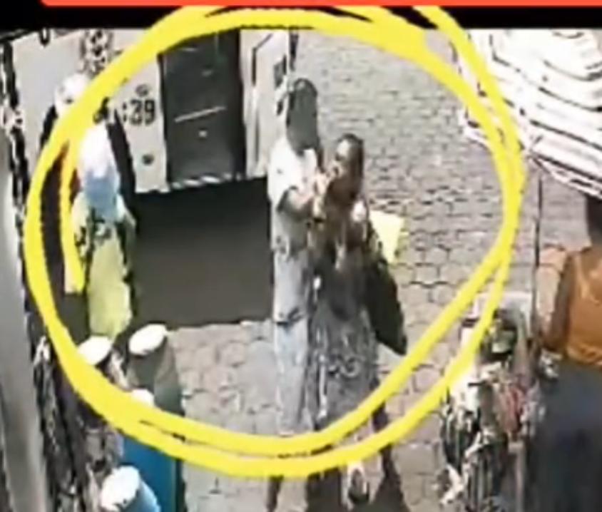 Graban a delincuente robando aretes a señora en el Mercado Oriental