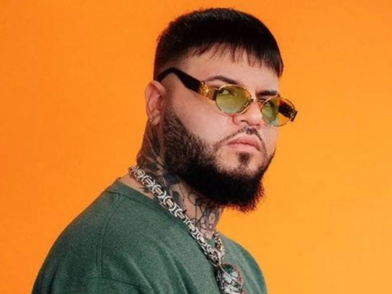 Farruko asegura que se alejó de una iglesia porque lo veían como “un signo de dinero”