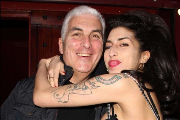 El padre de Amy Winehouse pierde demanda y deberá pagar una millonaria indemnización