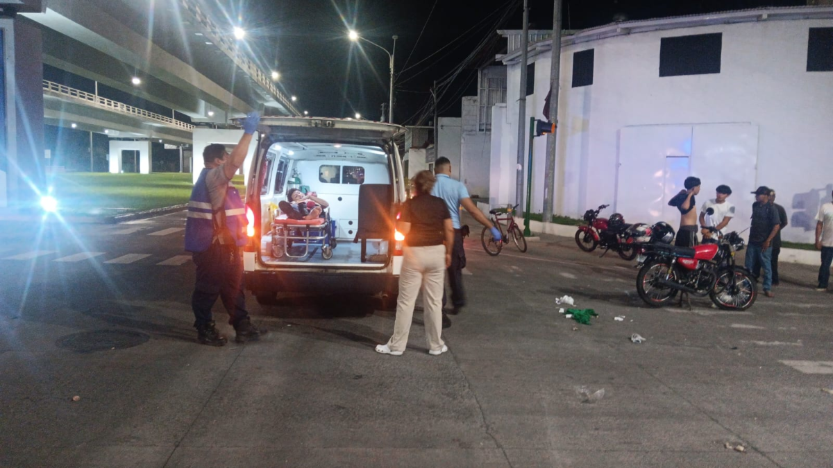 Dos motociclistas lesionados en choque en Julio Buitrago
