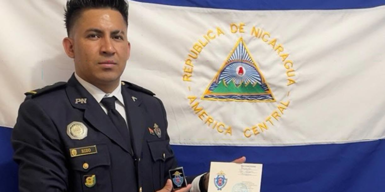 Teniente nicaragüense recibe medalla académica en Rusia