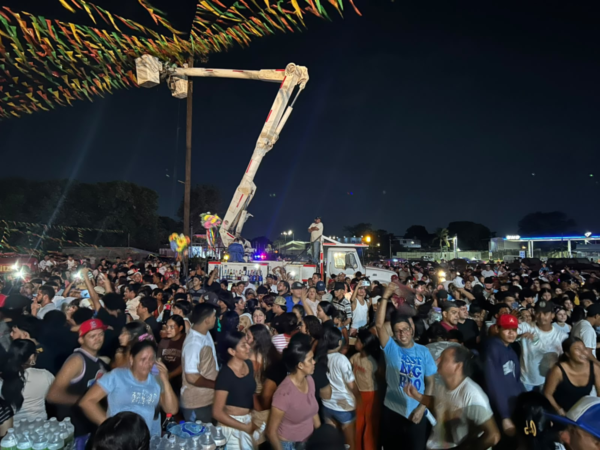 Arranca embanderillado del Palo Lucio en Managua para fiestas tradicionales