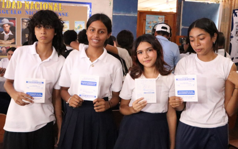 Minsa vacuna a 40 estudiantes contra VPH en colegio de Managua