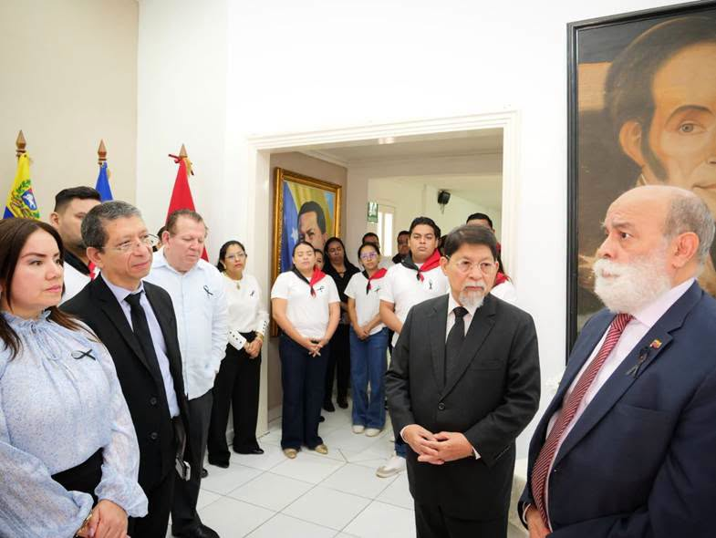 Delegación nicaragüense firma libro de condolencias en embajada de Venezuela