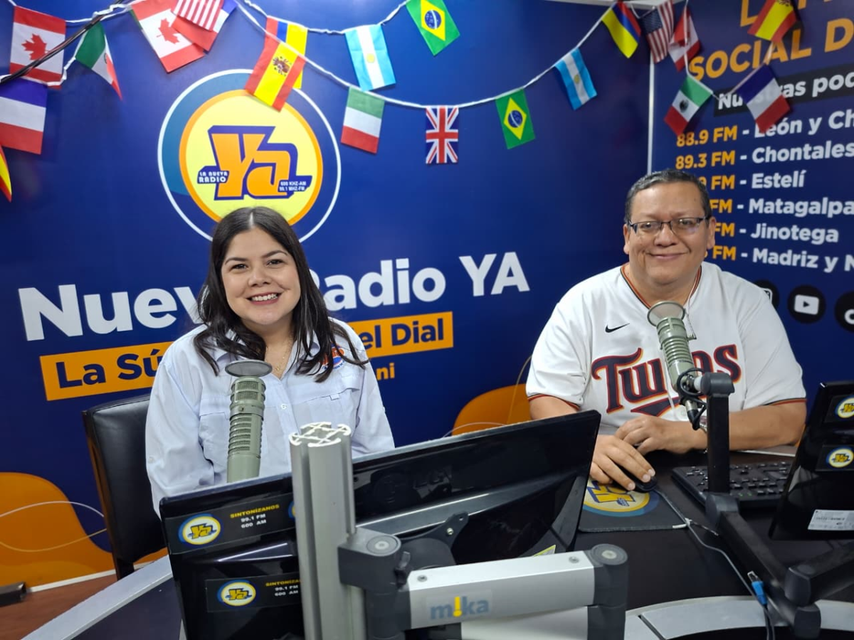Miriam Vargas, Directora de Mercadeo de Loto, junto al locutor Hugo Flores en Tu Nueva Radio YA