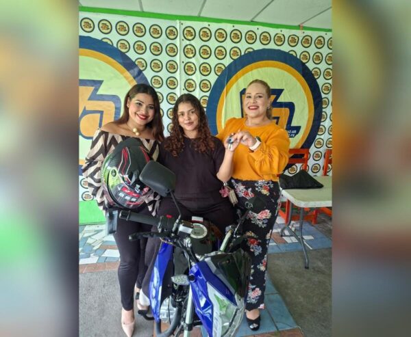 Estefanía Orozco gana moto de 40 mil córdobas con Tu Nueva Radio Ya