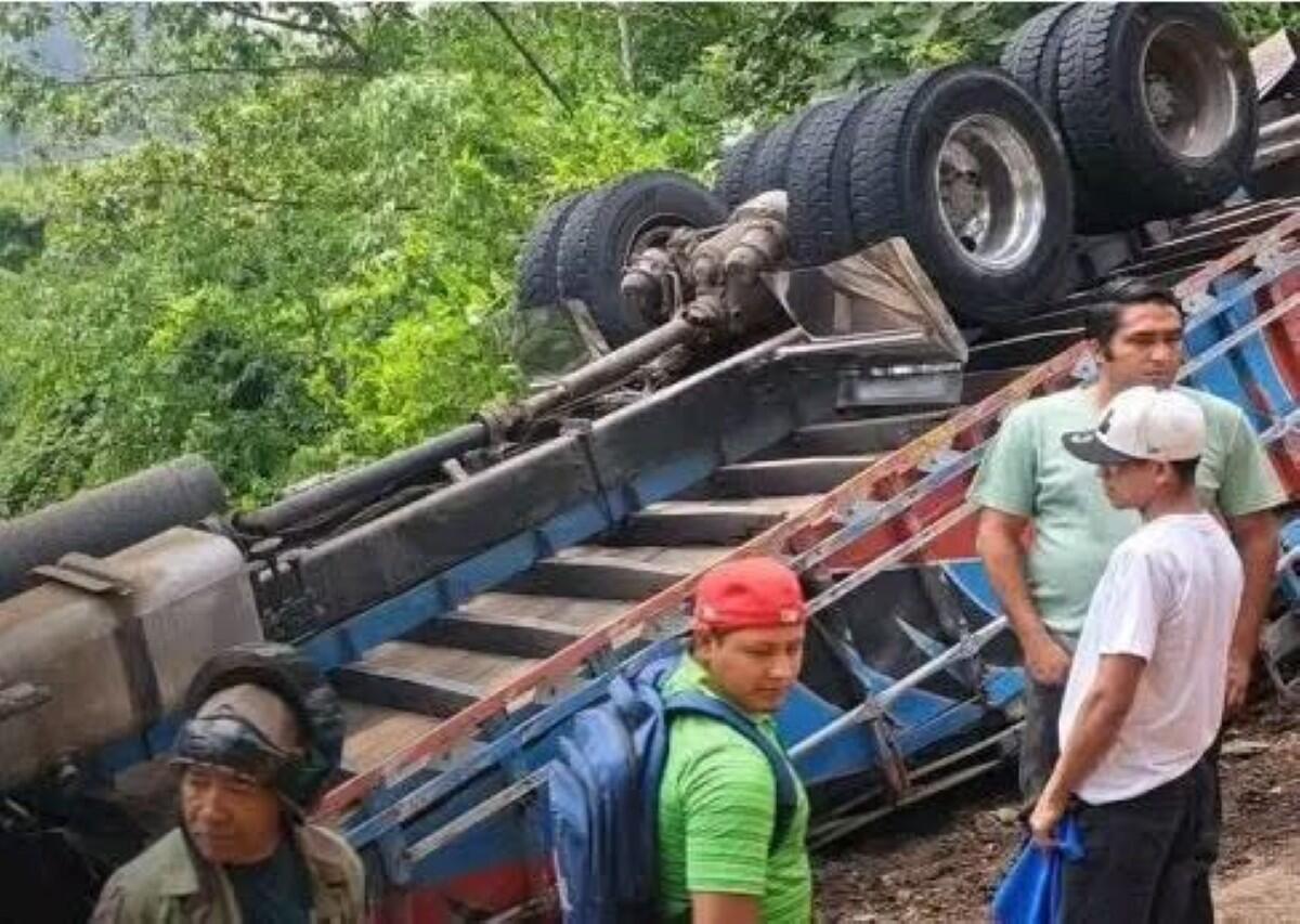 Jinotega falla en frenos provoca vuelco de camión cargado de piedras canteras