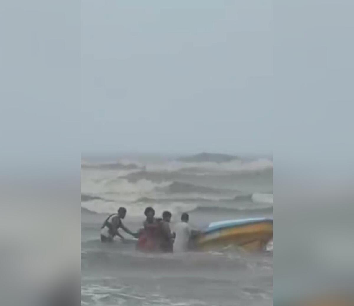 Mal tiempo provoca naufragio de panga que buscaba a 4 marinos desaparecidos desde el sábado