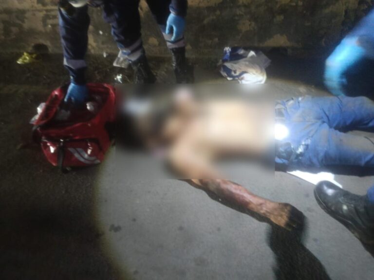 Motociclista pierde un brazo tras chocar ebrio contra valla de concreto