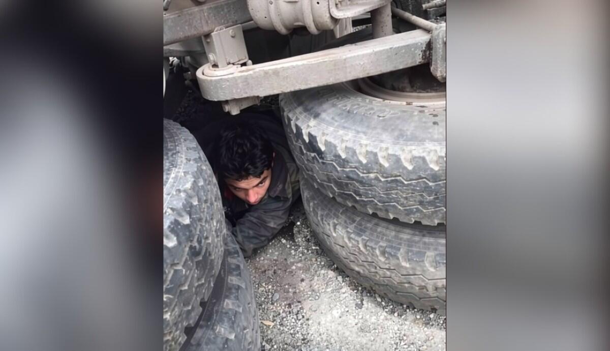 Motociclista vive de milagro al caerle encima un cabezal