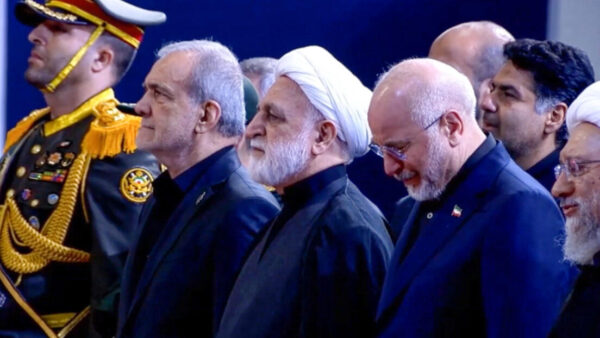 El presidente del Parlamento de Irán rompe a llorar en la despedida de Alí Jameneí