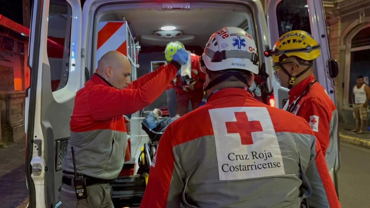 Un nica muere y otro queda grave por choque entre moto y automóvil en Costa Rica