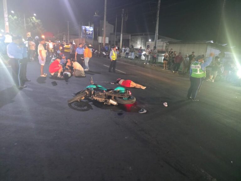 Mujer perece trágicamente en colisión de moto contra camión en carretera norte