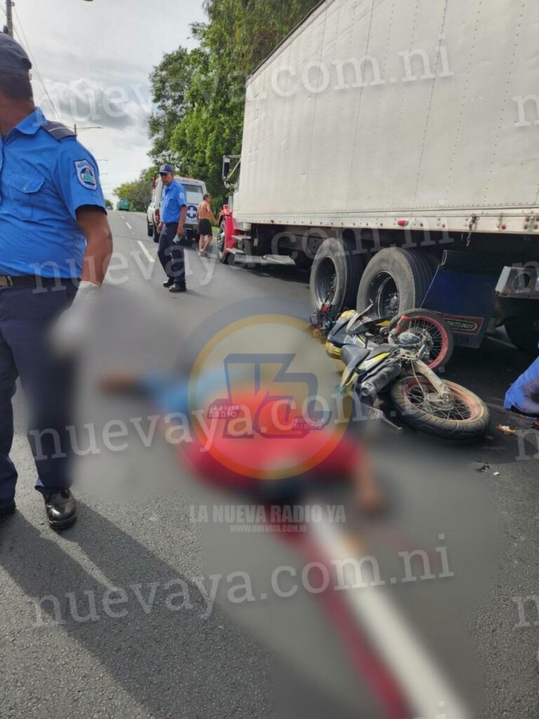 Motociclista perece al estrellarse contra parte trasera de camión cerca de la entrada al volcán Masaya