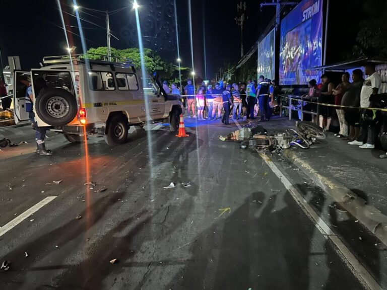 Dos motociclistas fallecen en choque en semáforos del barrio El Rodeo, Managua