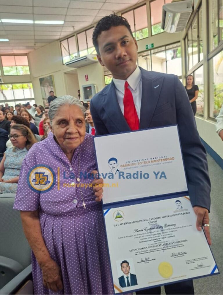 ¡Orgullo total! Abuelita de 98 años acompaña a su nieto en graducación en Universidad Casimiro Sotelo