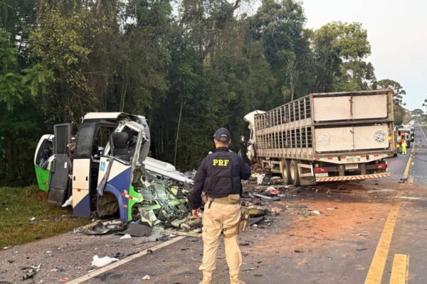Choque de autobús y camión deja 23 personas fallecidas en Brasil