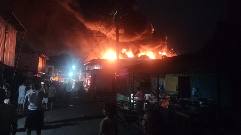 Feroz incendio consume bodega de plásticos, dañando varios tramos en el Mercado Oriental