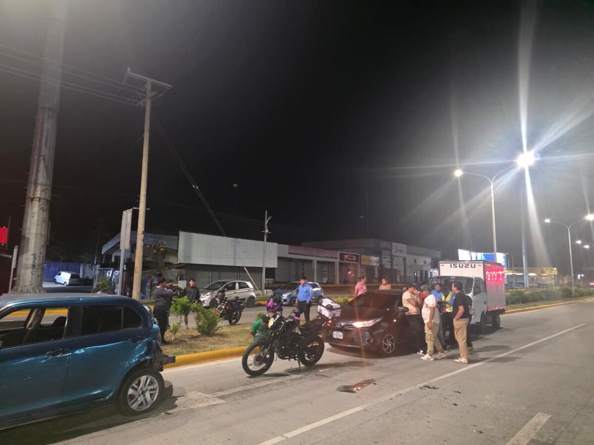 Conductor ebrio causa varios lesionados, incluyendo un niño, en semáforos de El Zumen