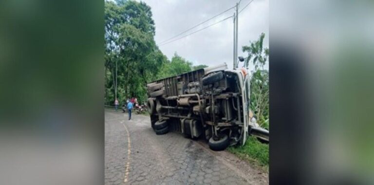 Conductor lesionado tras volcar camión cargado de guaro en Pantasma