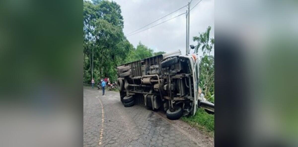Conductor lesionado al volcarse camión cargado de guaro en Pantasma
