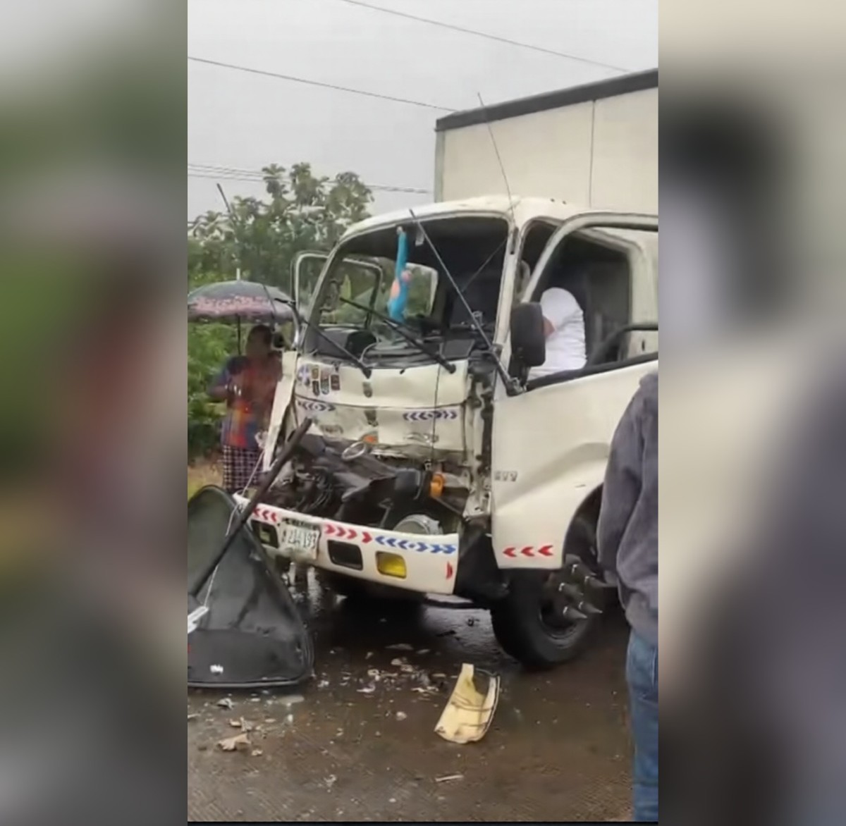 Conductor resulta atrapado tras chocar camión contra autobús en carretera Bluefields - San Pancho