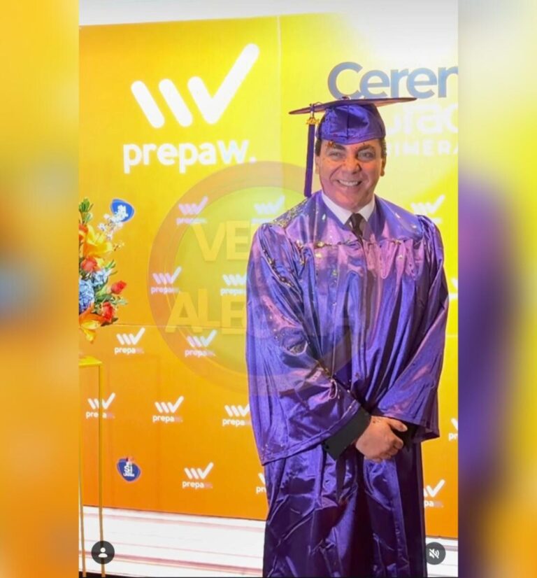 Cristian Castro se gradúa de bachiller a sus 51 años en México