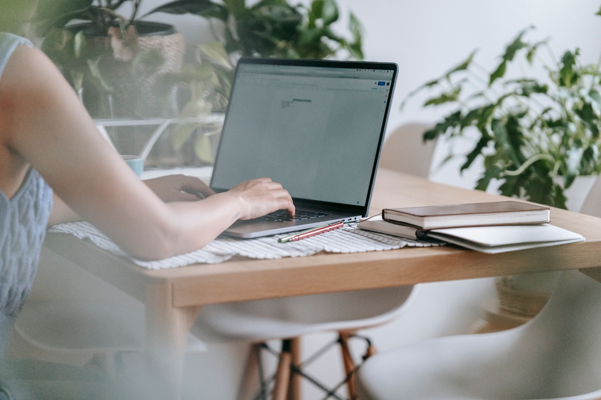 Tu productividad no depende solo de tus horas de esfuerzo. Conoce qué elementos técnicos y físicos marcan la diferencia en tu día a día laboral.