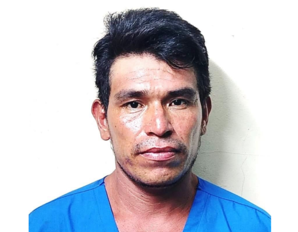 Policía de Río San Juan presenta y pone a la orden de la fiscalía a sujeto acusado de asesinato en San Carlos