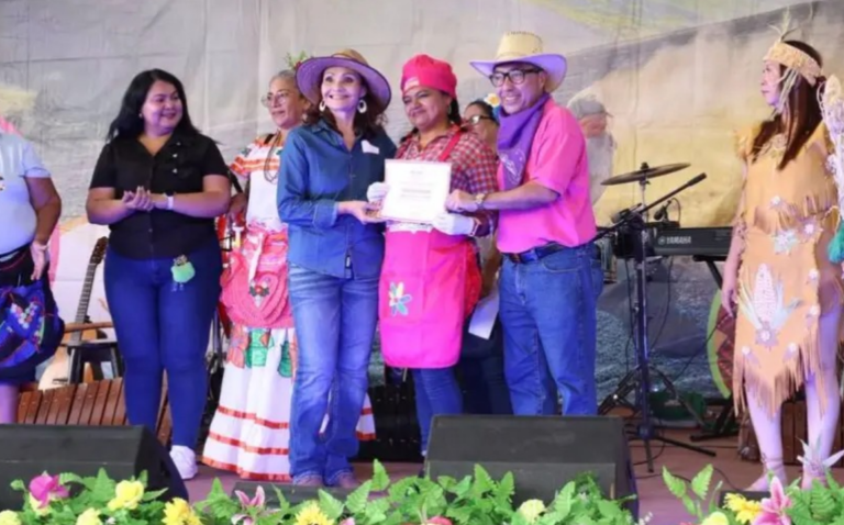 Doña Melania, comerciante del mercado Roberto Huembes gana concurso de la chicha más rica de Managua