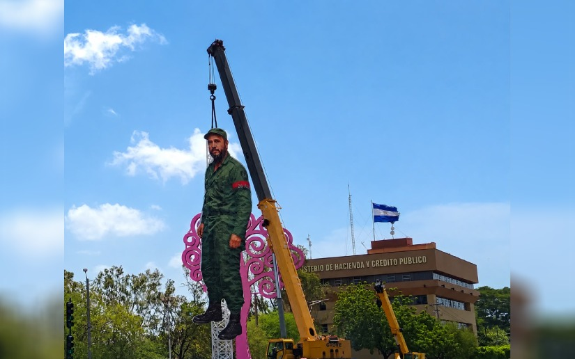 Instalan escultura en honor al Comandante Fidel Castro en la Avenida de Bolívar a Chávez