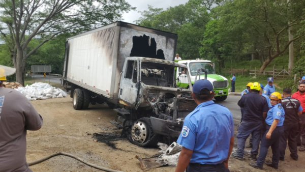 Se incendia camión con merienda escolar en empalme a San Nicolás